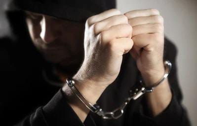 Homem é preso duas vezes em dois dias após agredir e ameaçar a esposa